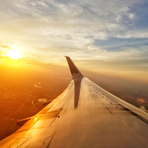Ala de avión durante el atardecer